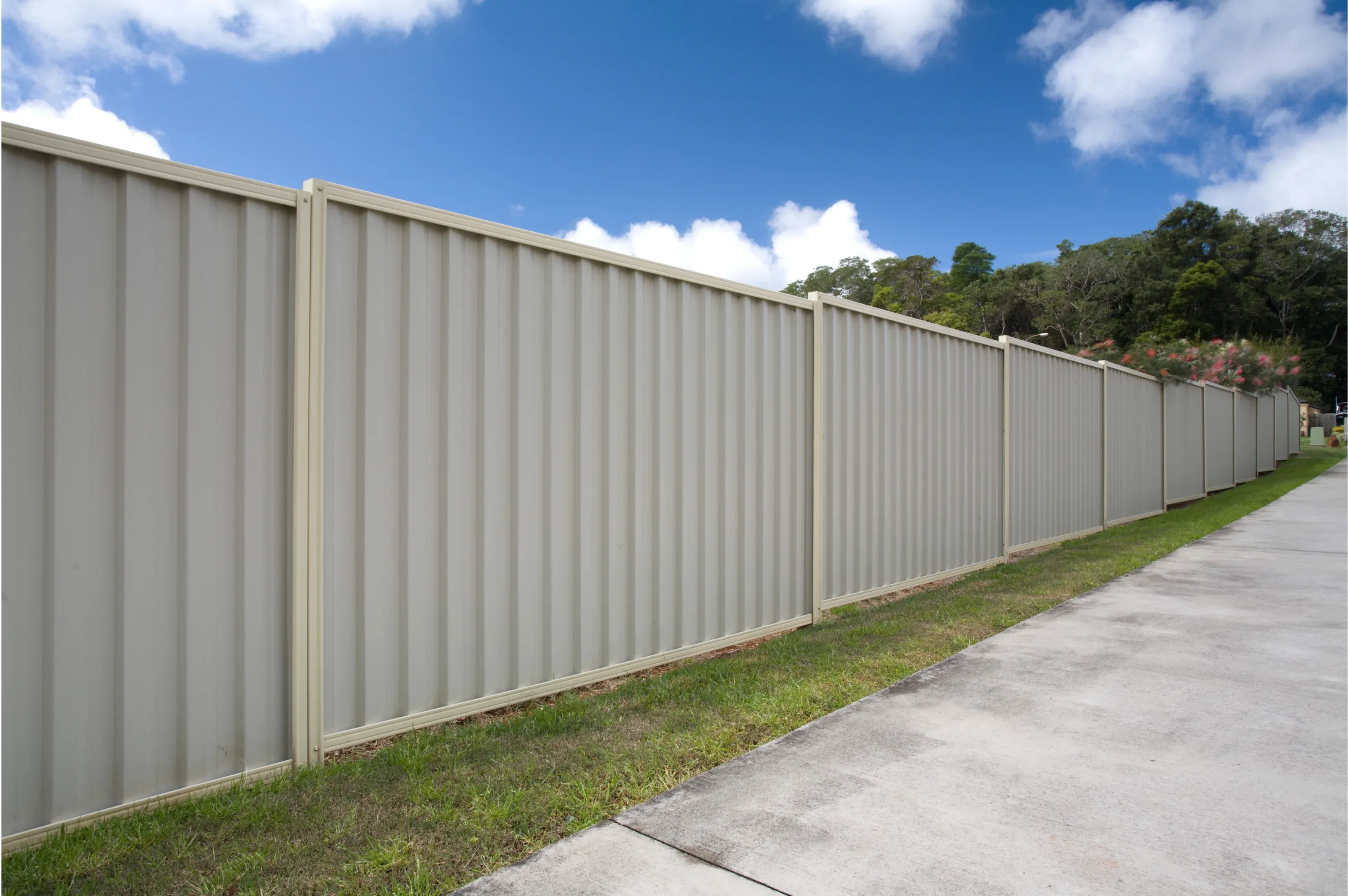 Colorbond steel boundary fence for a Cairns home