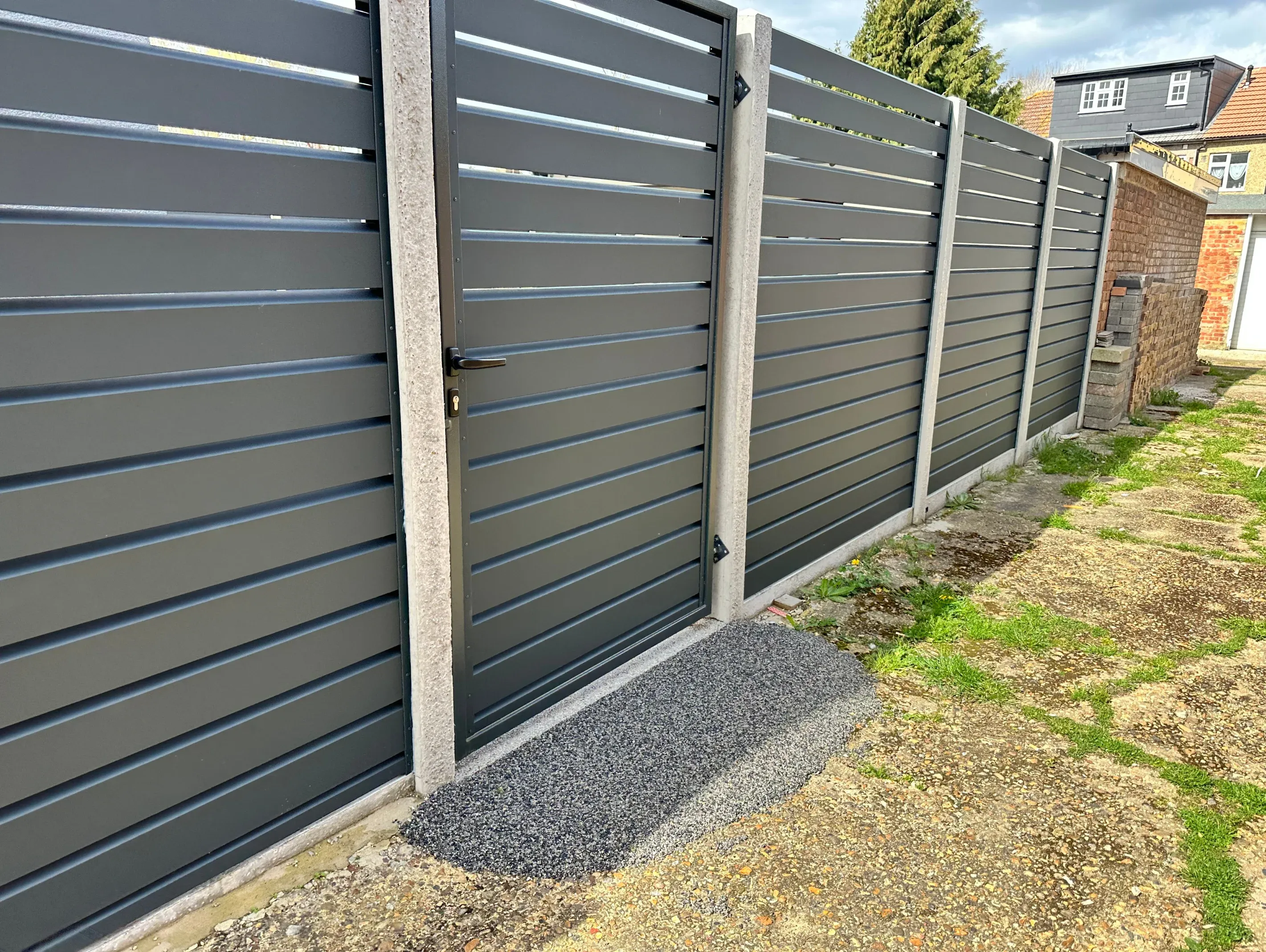 Modern aluminium slat fence and gate in Cairns